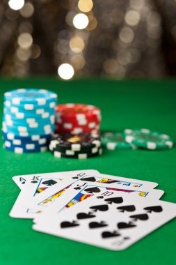 kuatoto live dealer table with World Cup match displayed on secondary screen